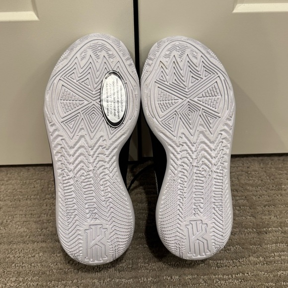 Nike Kids Kyrie Flytrap 6 'Black White' - Picture 11 of 12